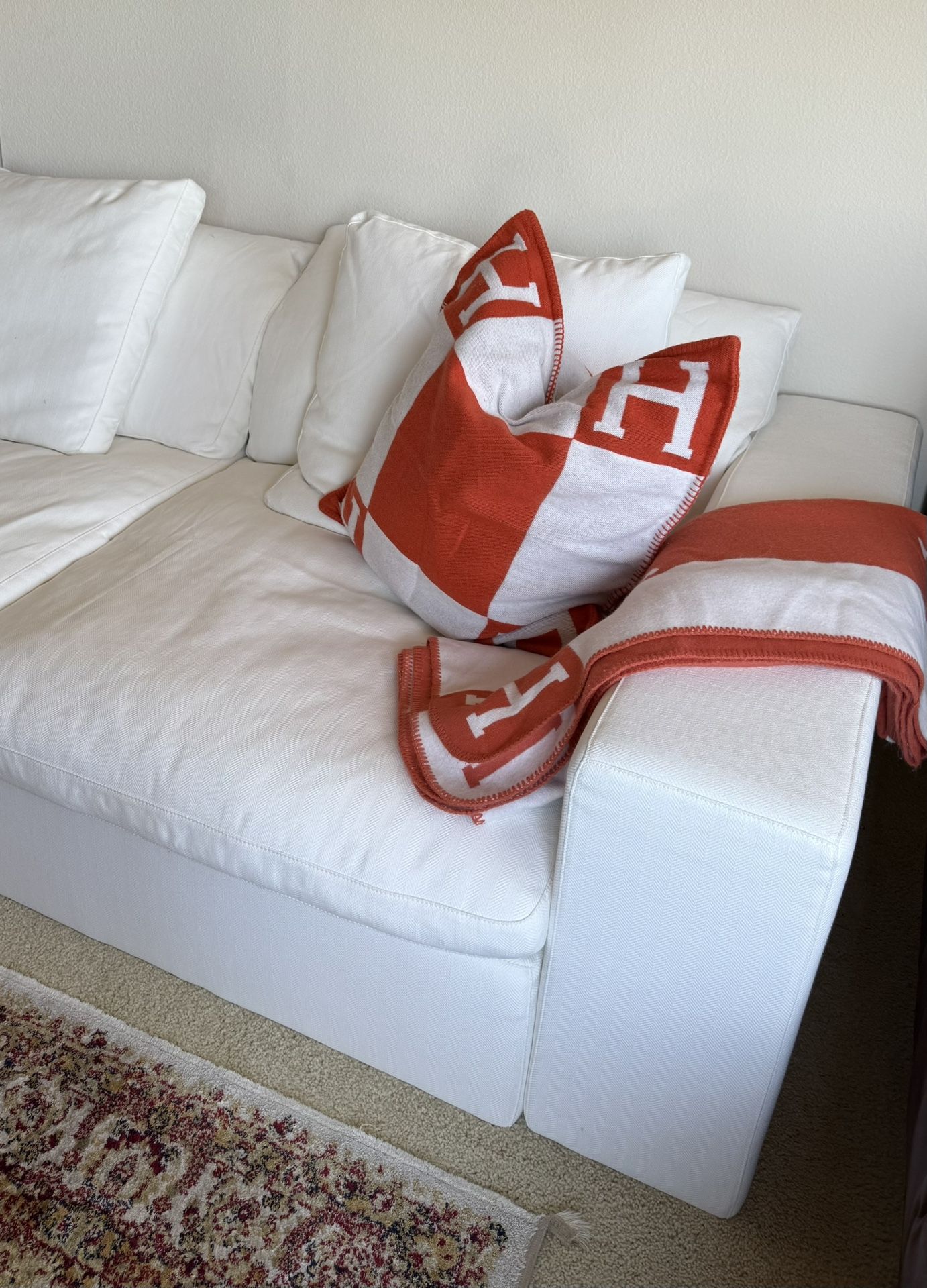 Cloud Like Modular White Couch. Like NEW! MUST SELL