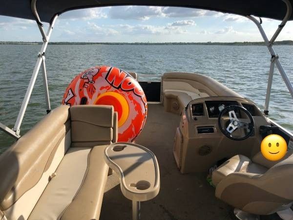 Boat Pontoon Lake Lewisville $300  Availability Memorial Day Weekend