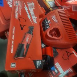 MILWAUKEE M12 CORDLESS 3/8 RATCHET KIT BATTERY AND CHARGER NEW 