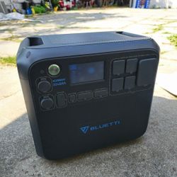 Bluetti AC200MAX with 3 Solar Panels