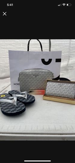 Michael Kors Set NWT Flip flops size 9 Serious inquiries only please  Pick up location in the city of Pico Rivera 