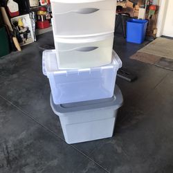 Four Sterlite Stackable Storage Bins With Lids