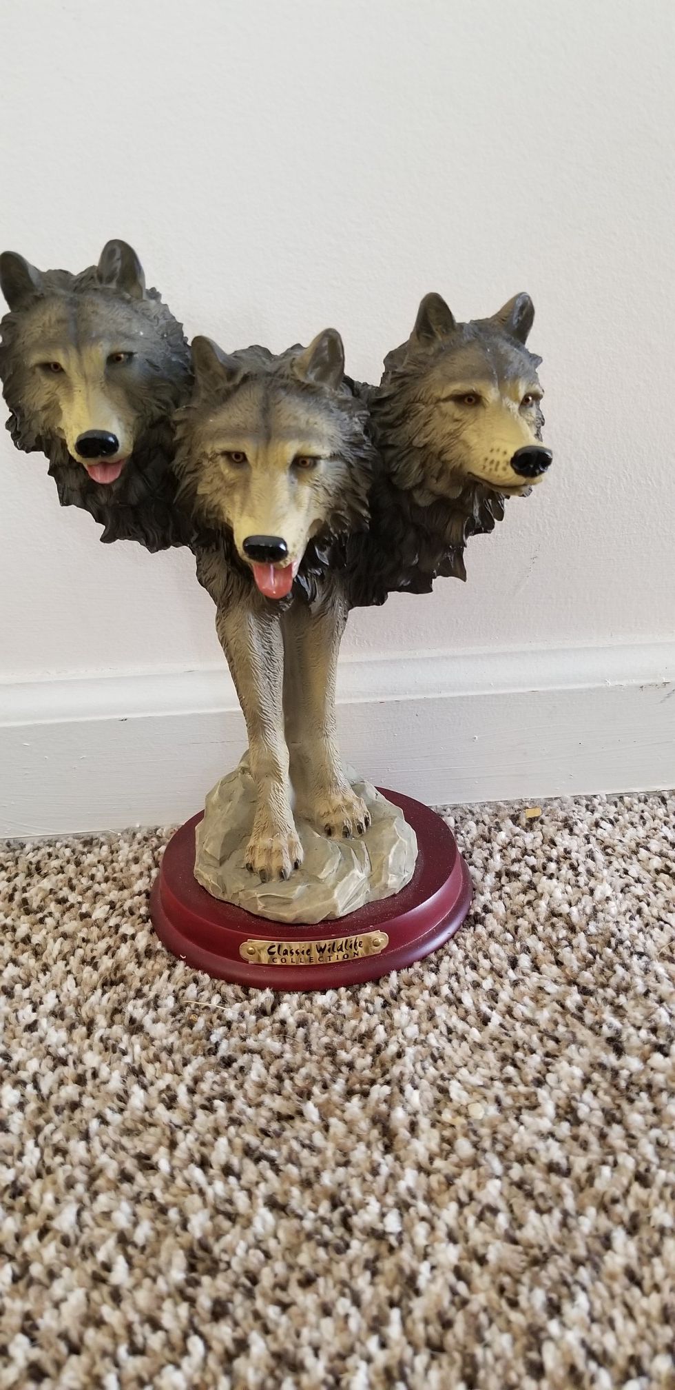 Classic wildlife collection wolf statue