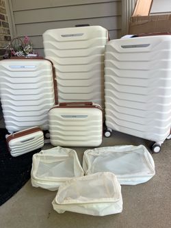（New in box) 8-pieces luggage set.(28’ 24’20’ 14’ 8’ and 3 bags） Color:Off White, Material:ABS