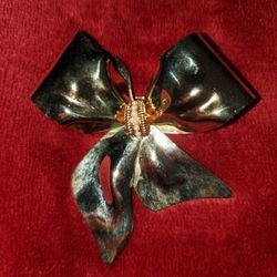 Vintage TONA Gold Tone Large Christmas Ribbon with small pearl accent. Old Fashion lapel pin. 