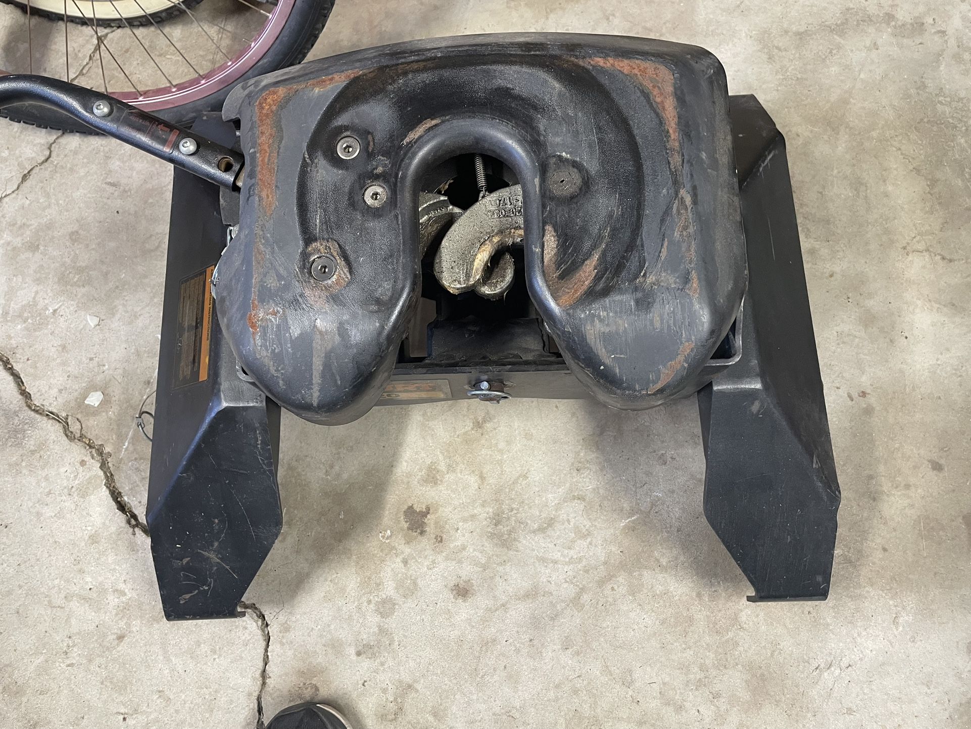 Fifth Wheel Hitch Puck System For Chevy Gmc