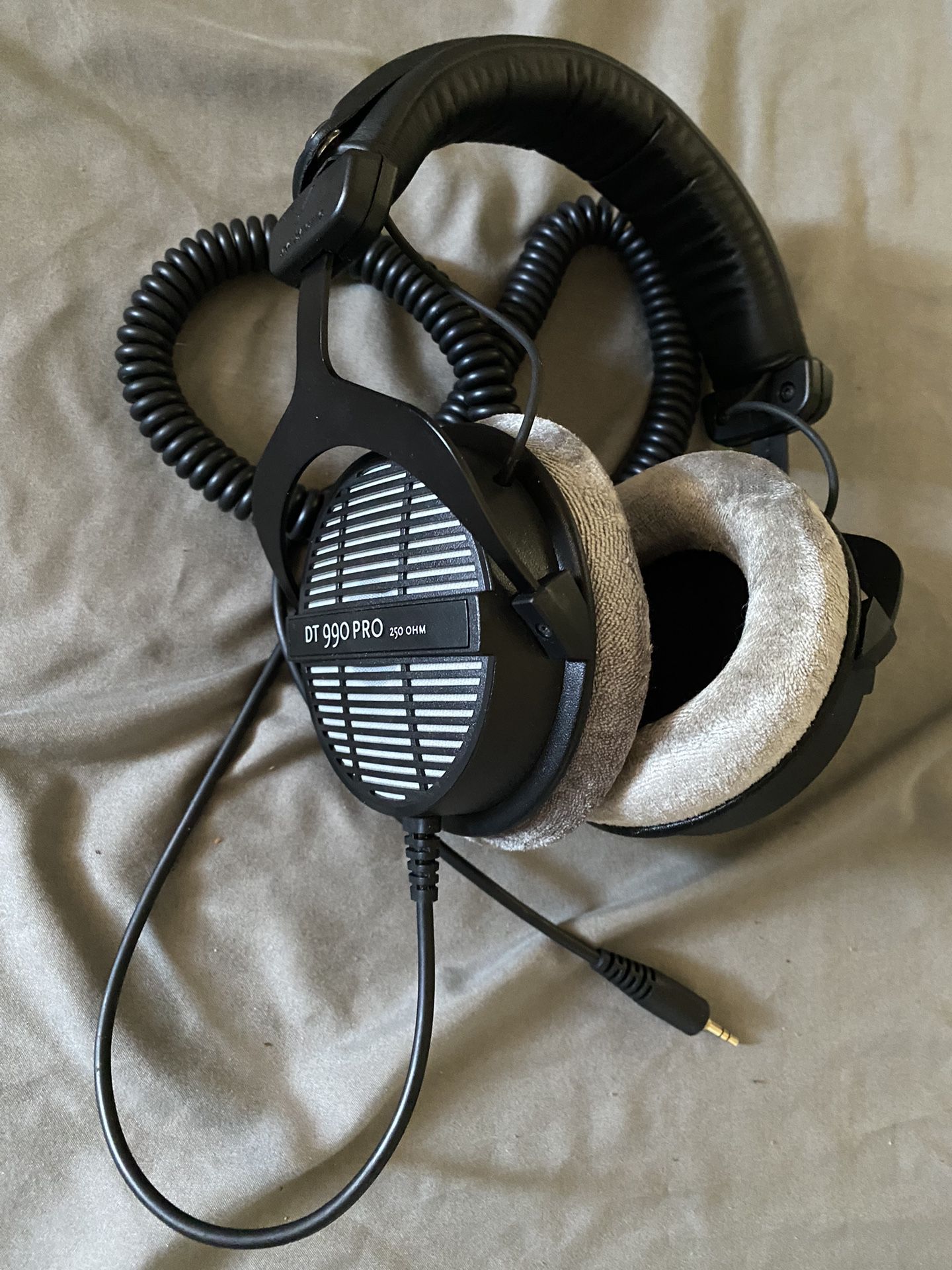 Beyerdynamic DT 990 PRO Studio Open-Back Headphones 250 ohm