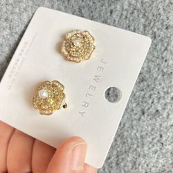 Gold Flower Stud Earrings with Faux Pearl – Elegant Vintage-Inspired Jewelry New