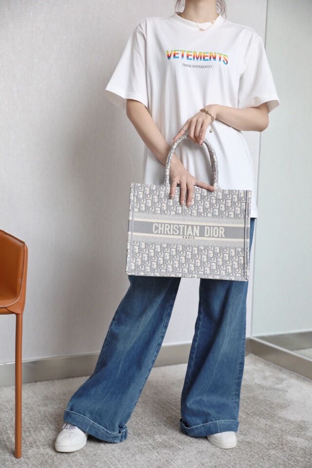 A classic handbag for women
