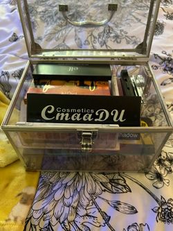Makeup box full of NEW eyeshadow pallets