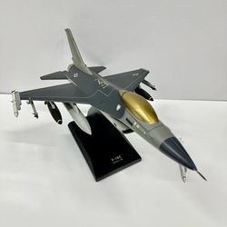 Daron F-16C Fighting Falcon 1:32 Model Jet Executive Series Damaged