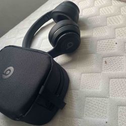 Beats Solo 4 (READ DESCRIPTION)