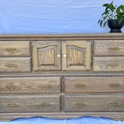 Solid Wood 10-Drawer Dresser - Hidden Storage & Brass Hardware