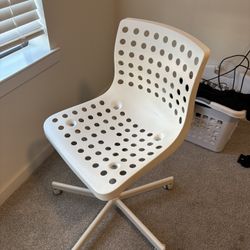 white plastic chair 