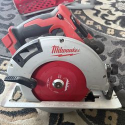 Milwaukee M18 18V Lithium-Ion Brushless Cordless 7-1/4 in. Circular Saw (Tool-Only