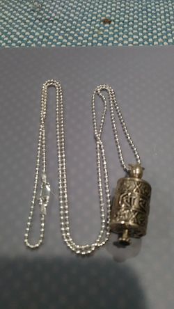 Cadena de plata dije raro