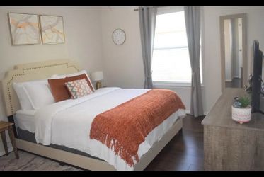 Houston: Queen size bed with box spring