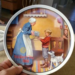 Vintage Norman Rockwell Mother's Day series plate 1986 The Pantry Raid