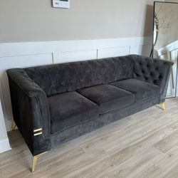 Black sofa with gold applications / Sofa negro con herrajes dorados