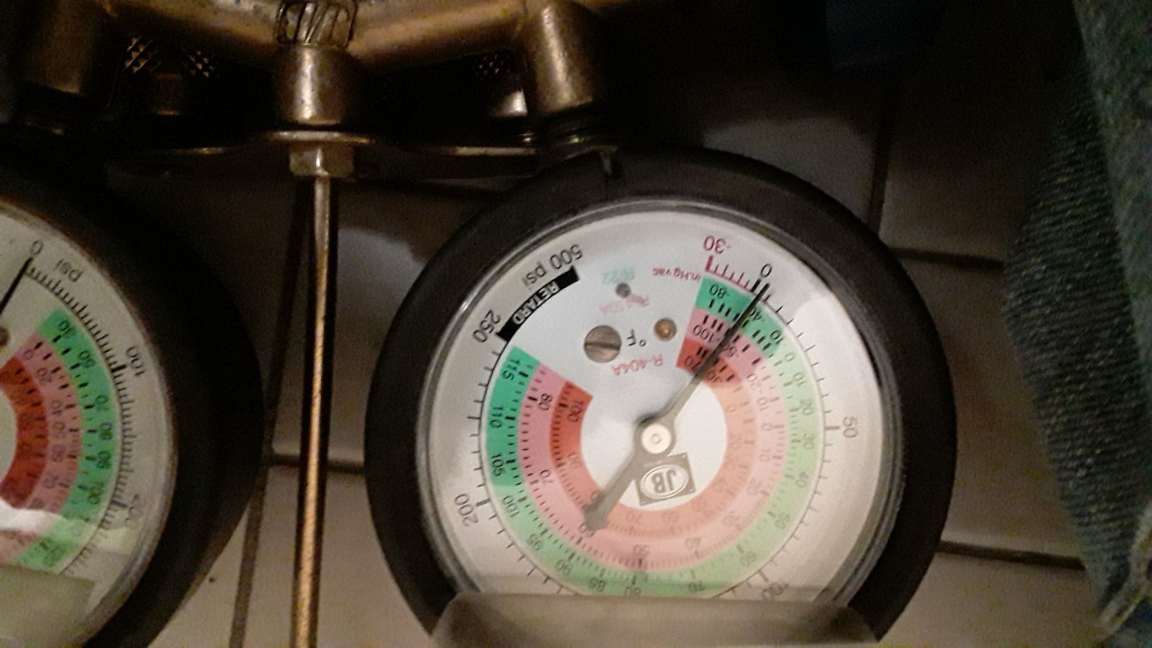 New gauges for filling air conditioners