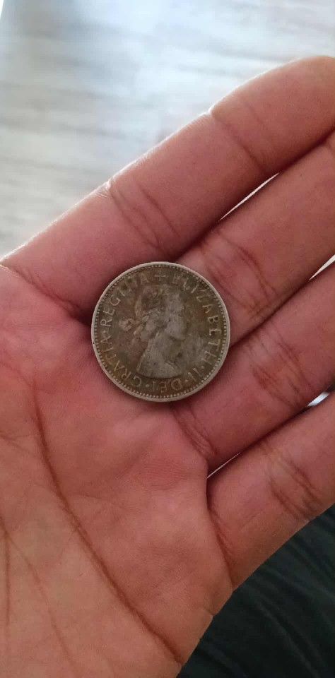 QUEEN ELIZABETH COIN***** (EXCLUSIVE)***