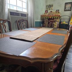 Wooden dining table with 6 chairs, table runner & 6 place mats