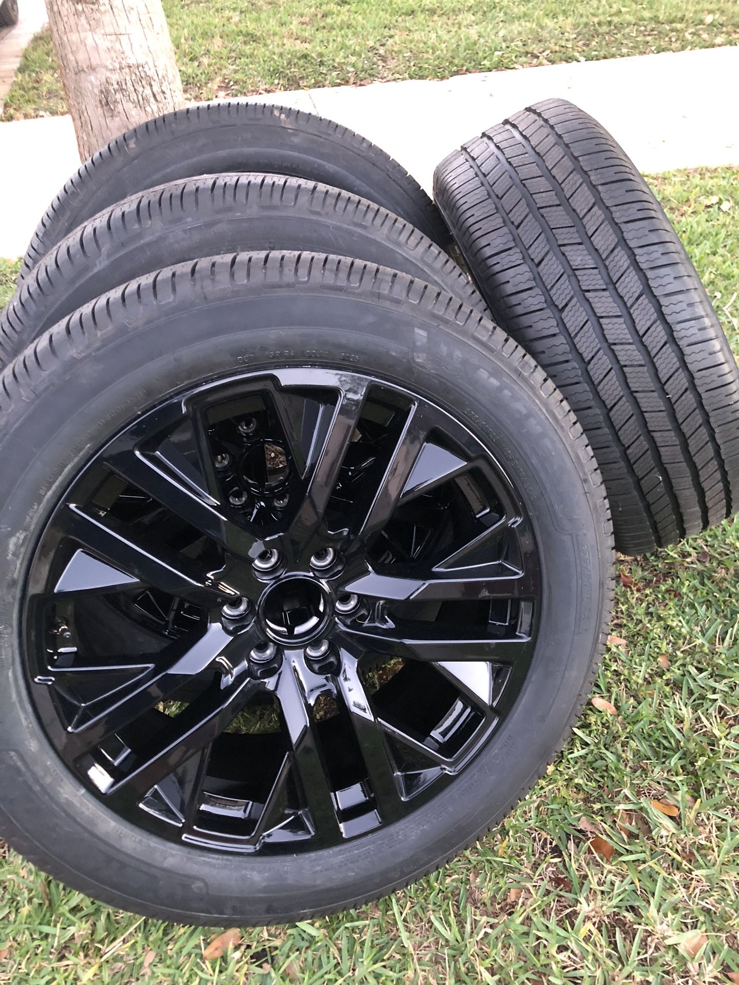 Brand New Factory Chevy GMC OEM 22” Wheels And Michelin Tires X 4