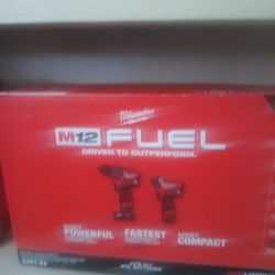 Milwaukee M12 Drill Set