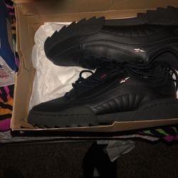 Reebok women  Size 8 