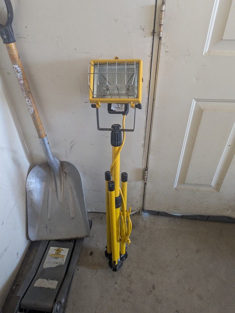Bright Tripod Light