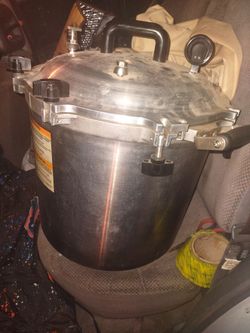 Pressure cooker  w/ purger valve