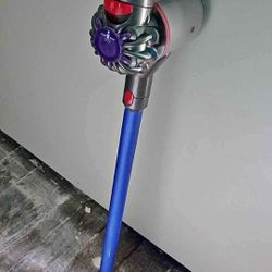 DYSON V8 VACUUM (GREAT CONDITION)