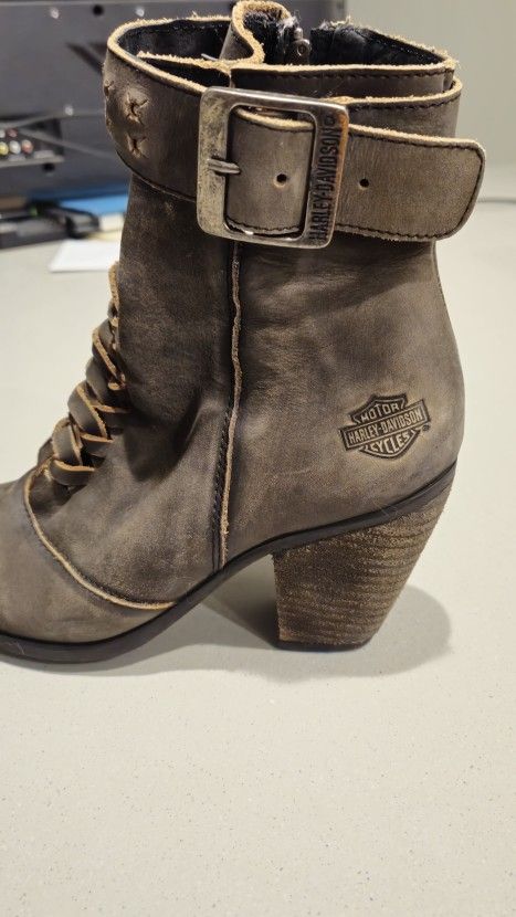 Boots Size 5 Woman's