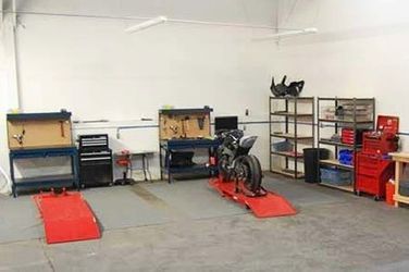 1000 lb Hydraulic Motorcycle Lift Table w/ Wheel Vise & Ramp