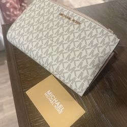 Micheal Kors wristlet wallet can fit phone inside