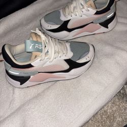 Pumas Women’s Size 6.5