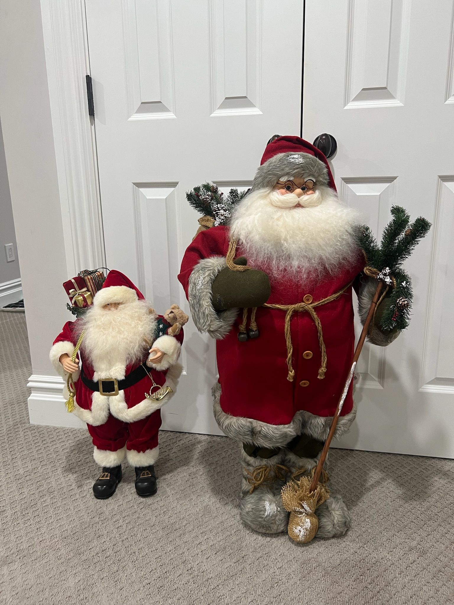 Beautiful Santa Decor in Like New Condition