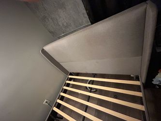 Queen size bedframe