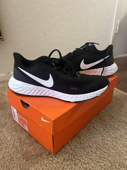 Nike Revolution 5 (UNISEX)