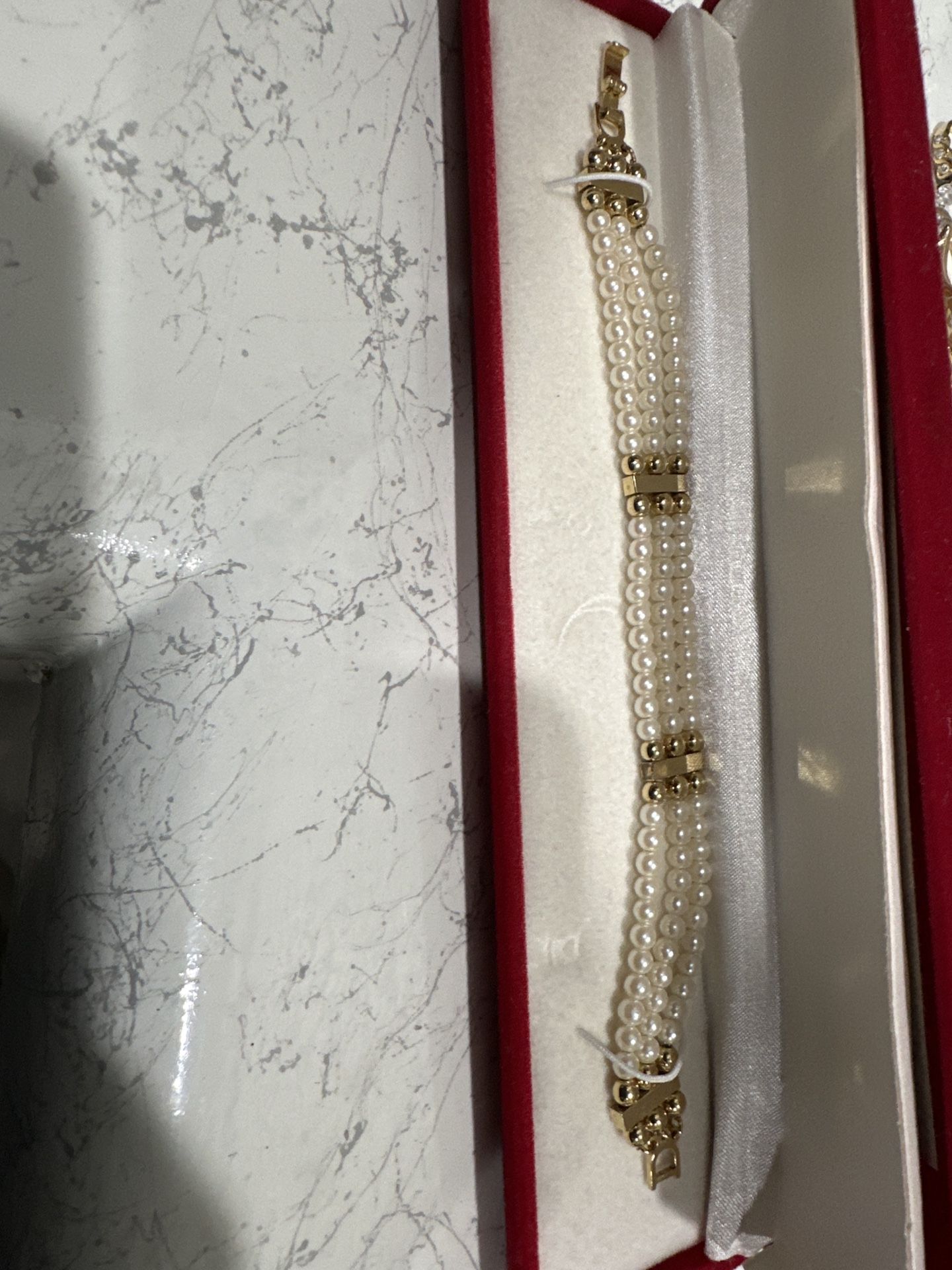 Triple-Strand Pearl Bracelet with Gold Accents – Elegant Vintage Style