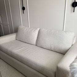 I’m selling a piece of furniture. It was only used for 6 months and is like new.