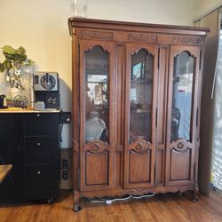 Stunning Petite Drexel China Cabinet 6ft