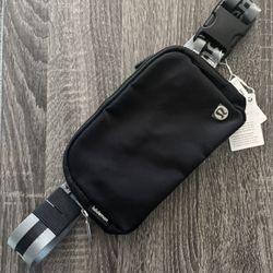 Lululemon Everywhere Belt Bag 