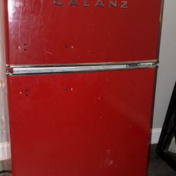 GALANZ  MINI FRIDGE 