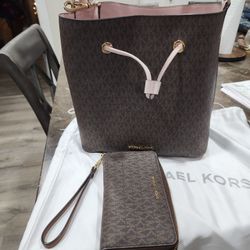 Michael Kors Large Bucket Handbag With Wallet 