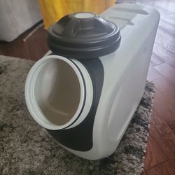 Dog food container