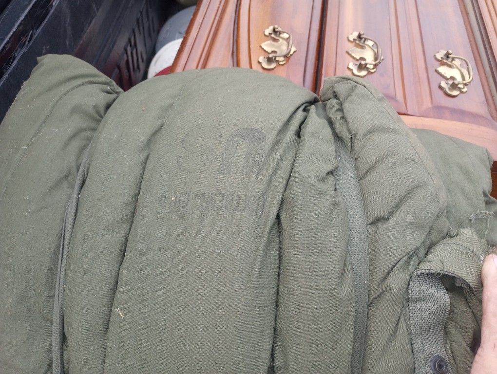 Two Military Extreme Cold Sleeping Bags Like New