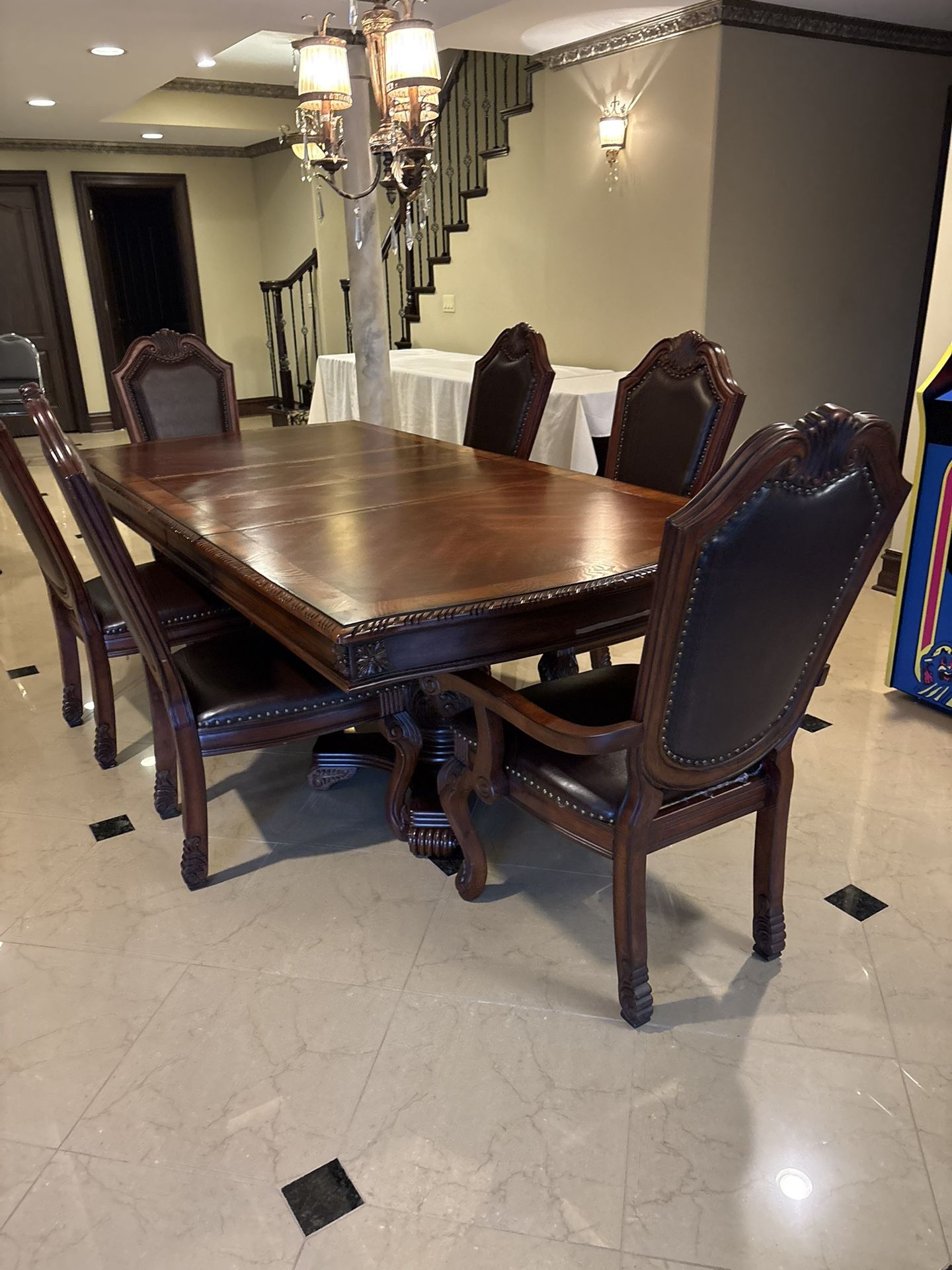 Dining Table & 6 Chairs 