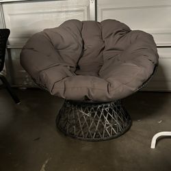Round Papasan Chair With Gray Cushion
