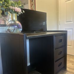 MUST GO! STUDENTS - Save On A Handcrafted Desk/Smart TV